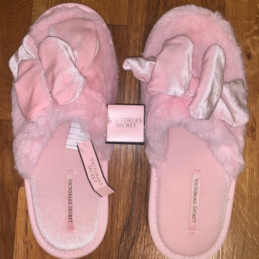 NEW WITH TAGS VS PINK SLIPPERS